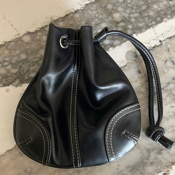 Liz Claiborne Accessories - Liz Claiborne Drawstring Makeup/Jewelry Pouch Black